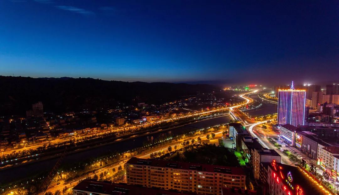 吕梁之光，学习变化的力量与自信的征程之路